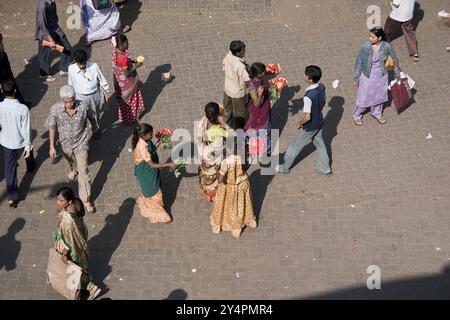 Mumbai, Maharashtra / Indien - 4. Januar 2007: Eine Gruppe von Frauen, die Blumen auf der Straße verkaufen. Stockfoto