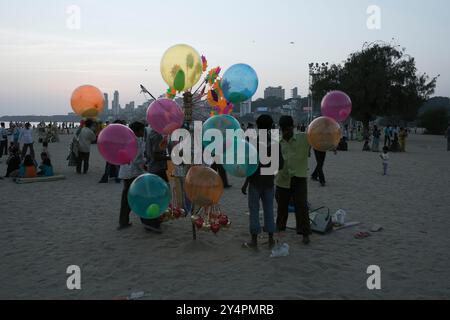 Mumbai, Maharashtra / Indien - 3. Januar 2007: Bunte Ballons und Spielzeug zum Verkauf am Strand in Mumbai. Stockfoto