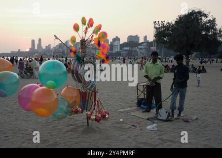 Mumbai, Maharashtra / Indien - 3. Januar 2007: Bunte Ballons und Spielzeug zum Verkauf am Strand in Mumbai. Stockfoto