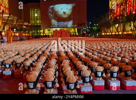 Doha, Katar. September 2024. Menschen besuchen die Installation von Teddybären mit dem Titel "Echo der verlorenen Unschuld" in der Freiluftgalerie Barahat Mashaireb, um auf palästinensische Kinder aufmerksam zu machen, die beim israelischen Angriff auf Gaza am 18. September 2024 in Doha, Katar, ums Leben gekommen sind. Die Installation mit 15.000 Teddybären wurde vom syrischen Künstler Basher Mohamad entworfen. Die Ausstellung läuft bis zum 26. September. (Foto: Noushad Thekkayil/NurPhoto) Credit: NurPhoto SRL/Alamy Live News Stockfoto