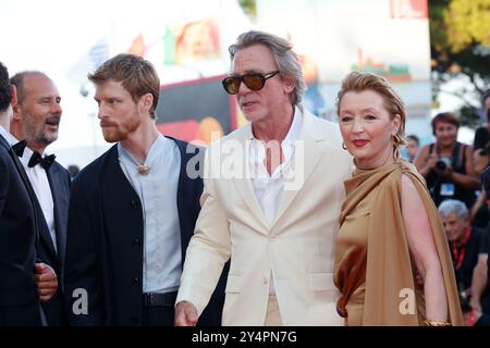 Daniel Craig und Lesley Manville nehmen an der Premiere von „Queer“ während des 81. Internationalen Filmfestivals von Venedig am 3. September 2024 im Palazzo del Cinema am Lido in Venedig Teil. Stockfoto
