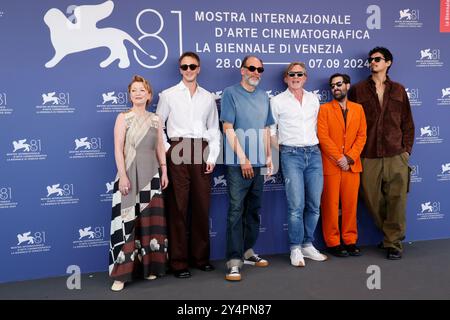Lesley Manville, Drew Starkey, Luca Guadagnino, Daniel Craig, Jason Schwartzman und Omar Apollo posieren beim Fotoaufruf von „Queer“ während des 81. Internationalen Filmfestivals von Venedig im Palazzo del Casino am Lido in Venedig, Italien, am 3. September 2024. Stockfoto