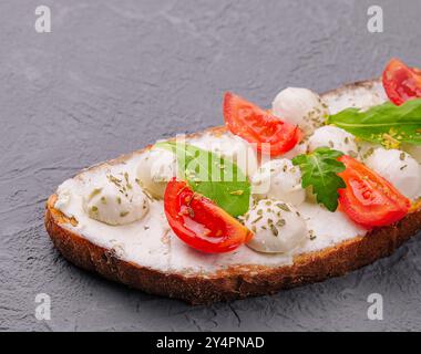 Caprese Bruschetta Toast mit Kirschtomaten Stockfoto