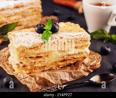 Gebackener Kuchen Napoleon, Millefeuille garniert mit Heidelbeere und Minze Stockfoto