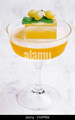 Sommercocktail - Pornostar Martini auf weiß Stockfoto
