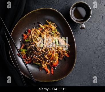 Gebratene Nudeln mit Kalb und Gemüse Stockfoto