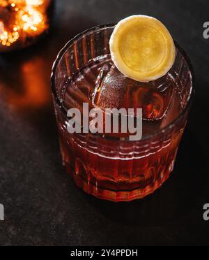 Erfrischender Gin negroni Cocktail mit Blick von oben Stockfoto