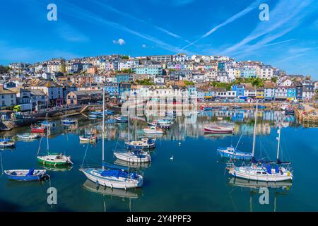 Brixham Devon wunderschöner Hafen mit Booten mit blauem Meer und Himmel England Großbritannien Stockfoto