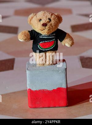 Doha, Katar. September 2024. Die allgemeine Ansicht der Installation von Teddybären mit dem Titel "Echo der verlorenen Unschuld" auf der Freiluftgalerie Barahat Mashaireb, um auf palästinensische Kinder aufmerksam zu machen, die beim israelischen Angriff auf Gaza am 18. September 2024 in Doha, Katar, ums Leben gekommen sind. Die Installation mit 15.000 Teddybären wurde vom syrischen Künstler Basher Mohamad entworfen. Die Ausstellung läuft bis zum 26. September. (Foto: Noushad Thekkayil/NurPhoto) Credit: NurPhoto SRL/Alamy Live News Stockfoto