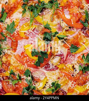 Frische, köstliche Pizza im Herd mit Wurst, Pfeffer und Tomaten Stockfoto