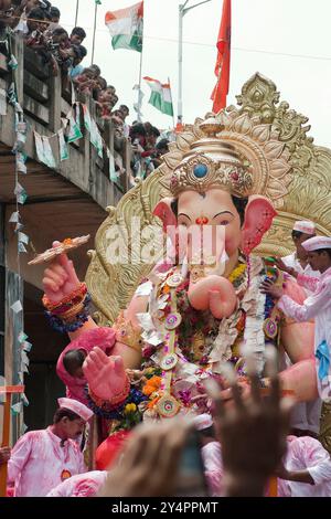 Mumbai, Maharashtra / Indien - 25. September 2007 : die große Statue des Lord Shree Ganesha umgeben von den Gläubigen auf der Straße. Stockfoto