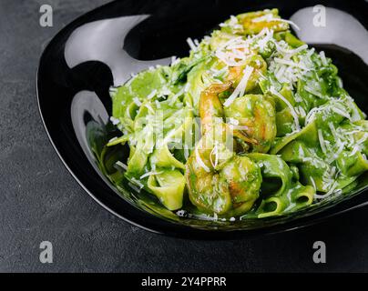 Köstliches Abendessen mit Pasta Tagliatelle aus Spinat mit Garnelen Stockfoto