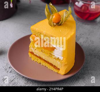 Leckerer Mango-Mousse-Kuchen und Tee Stockfoto