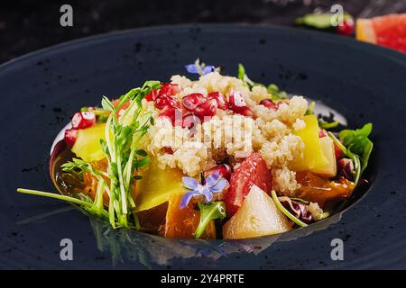 Salat Couscous mit Grapefruit und Granatapfelkernen Stockfoto