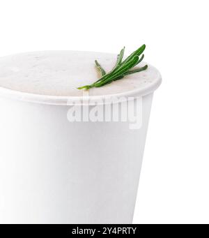 Kaffee Latte dekoriert mit Rosmarinzweig Stockfoto