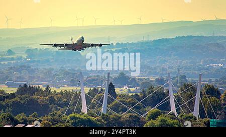 Glasgow, Schottland, Vereinigtes Königreich, 19. September 2024. Wetter in Großbritannien: Sonnig und warm, wenn der Sommer zurückkehrt. Die weltweit größte Passagierfluggesellschaft ein airbus 380 fährt vom Flughafen glasgow über die neue renfrew-Brücke in Richtung dubai ab. Credit Gerard Ferry/Alamy Live News Stockfoto