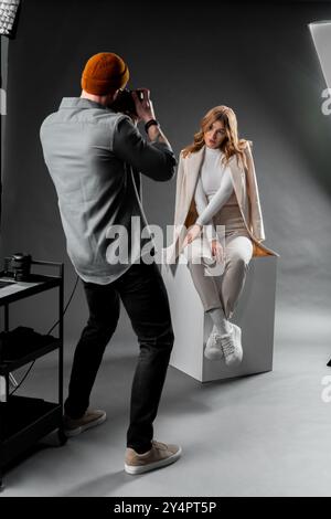 Machen Sie professionelle Fotos im Studio mit einem weiblichen Modell für ein Fotoshooting Stockfoto