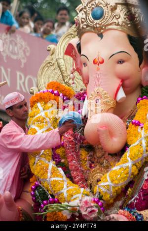 Mumbai, Maharashtra / Indien - 25. September 2007 : die Statue des Herrn shree Ganesha und der Gläubigen um sie herum. Stockfoto