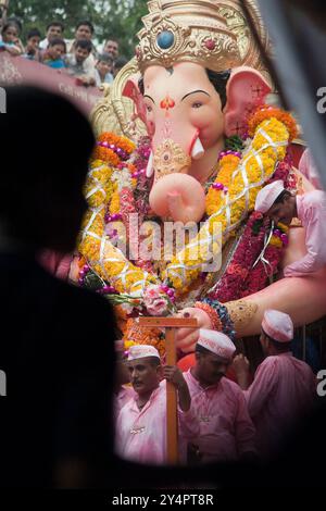 Mumbai, Maharashtra / Indien - 25. September 2007 : die Statue des Herrn shree Ganesha und der Gläubigen um sie herum. Stockfoto