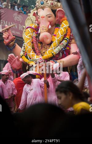 Mumbai, Maharashtra / Indien - 25. September 2007 : die Statue des Herrn shree Ganesha und der Gläubigen um sie herum. Stockfoto