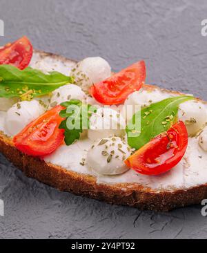 Caprese Bruschetta Toast mit Kirschtomaten Stockfoto