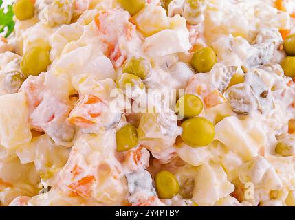 Salat Olivier mit Mayonnaise aus nächster Nähe Stockfoto