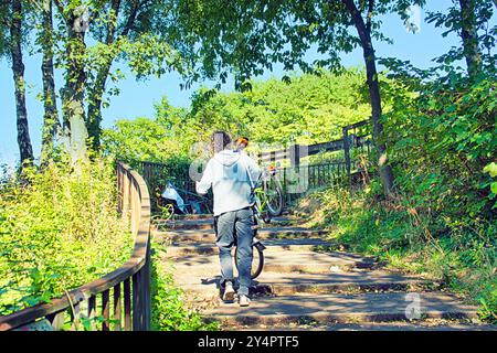 Glasgow, Schottland, Vereinigtes Königreich, 19. September 2024. Wetter in Großbritannien: Sonnig und warm, wenn der Sommer zurückkehrt. Mit dem Fahrrad bergauf geht es nach Credit Gerard Ferry/Alamy Live News Stockfoto