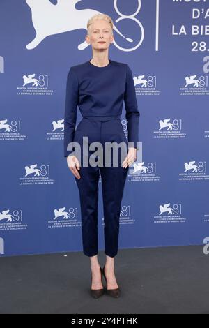 Tilda Swinton posea bei der Premiere von „Room Next Door“ während des 81. Internationalen Filmfestivals von Venedig im Palazzo del Casino am Lido in Venedig, Italien, am 2. September 2024. Stockfoto