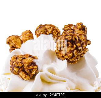 Milchshake mit Karamellsirup und Popcorn Stockfoto