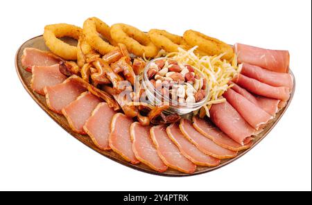 Getrocknetes Rindfleisch, gebratene Schweineohren, Zwiebelringe, Calamari, Nüsse, auf einer Platte Stockfoto