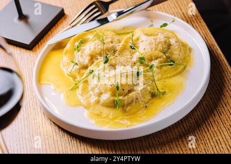 Italienische Ravioli mit einem Glas Wein Stockfoto