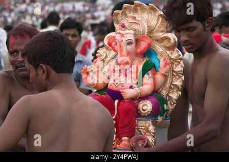 Mumbai, Maharashtra / Indien - 25. September 2007 : die Gläubigen heben die Statue des Idols von Lord Ganesha auf und nehmen sie zum Eintauchen in Wasser auf einem Ganesh mit Stockfoto