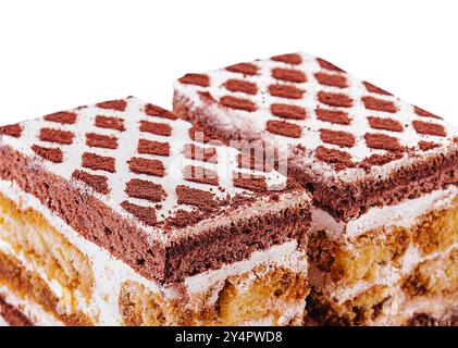 Zwei Stück mehrschichtiger Kakaoschwammkuchen Stockfoto