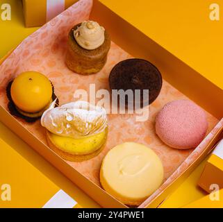 Verschiedene Mousskuchen in Geschenkboxen Stockfoto