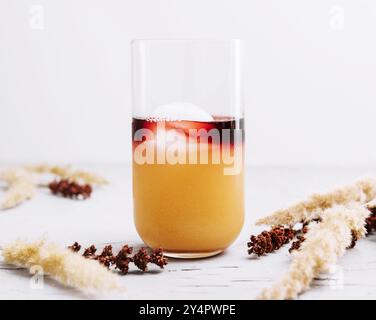 Ein Glas leckeren Kaffee mit Orangensaft Stockfoto