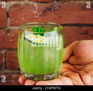 Frischer Sommercocktail mit grünem Basilikum im Glas Stockfoto