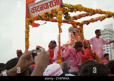 Mumbai, Maharashtra / Indien - 25. September 2007 : Gläubige mit der Statue des Herrn Ganesha während des Gaensha Festivals. Stockfoto