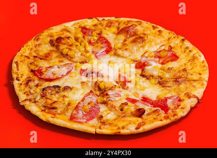 Pizza auf Cremebasis mit Tomaten, Mais und Mozzarella Stockfoto