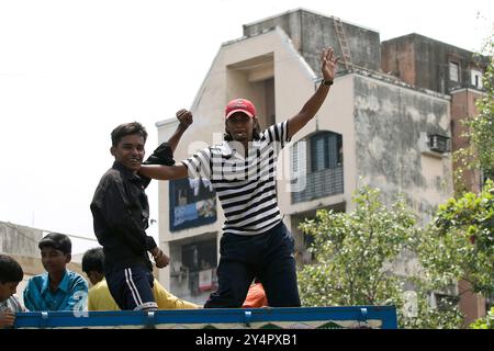 Mumbai, Maharashtra/Indien - 25. September 2007: Junge Jungen tanzen während des Ganesha-Festivals. Stockfoto