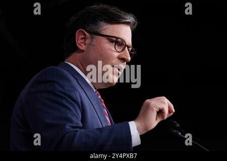 Washington, Vereinigte Staaten. September 2024. Der Sprecher des US-Repräsentantenhauses Mike Johnson (Republikaner von Louisiana) wird am Dienstag, den 10. September 2024, im Capitol Building in Washington DC bei einer Pressekonferenz mit der Führung des Repräsentantenhauses gesehen. Quelle: Aaron Schwartz/CNP/dpa/Alamy Live News Stockfoto