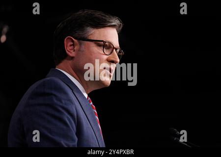 Washington, Vereinigte Staaten. September 2024. Der Sprecher des US-Repräsentantenhauses Mike Johnson (Republikaner von Louisiana) wird am Dienstag, den 10. September 2024, im Capitol Building in Washington DC bei einer Pressekonferenz mit der Führung des Repräsentantenhauses gesehen. Quelle: Aaron Schwartz/CNP/dpa/Alamy Live News Stockfoto