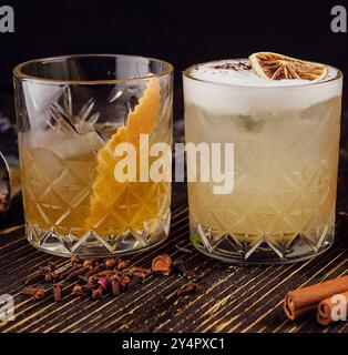 Alkoholische Cocktails mit altmodischen Gläsern Stockfoto