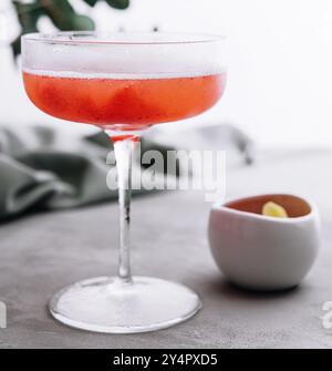 Erfrischendes Erdbeeren-Sommergetränk mit Champagner Stockfoto