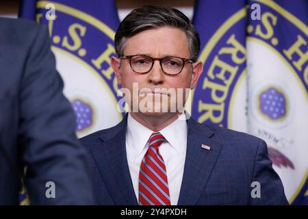 Washington, Vereinigte Staaten. September 2024. Der Sprecher des US-Repräsentantenhauses Mike Johnson (Republikaner von Louisiana) wird am Dienstag, den 10. September 2024, im Capitol Building in Washington DC bei einer Pressekonferenz mit der Führung des Repräsentantenhauses gesehen. Quelle: Aaron Schwartz/CNP/dpa/Alamy Live News Stockfoto