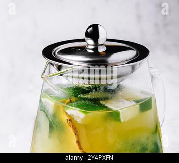 Grüntee mit Passionsfrucht oder Limonade mit Limette und Minze Stockfoto