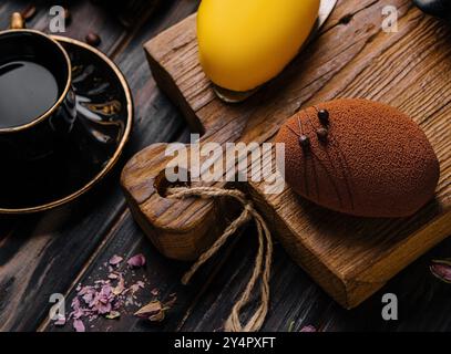 Französische Mousse-Kuchen mit einer Tasse Kaffee Stockfoto