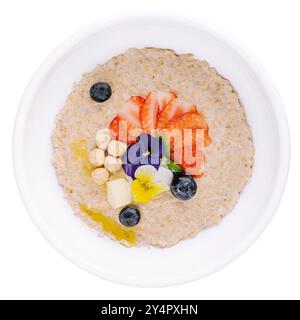 Haferbrei mit Heidelbeeren, Erdbeeren und Haselnüssen Stockfoto