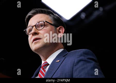 Washington, Vereinigte Staaten. September 2024. Der Sprecher des US-Repräsentantenhauses Mike Johnson (Republikaner von Louisiana) wird am Dienstag, den 10. September 2024, im Capitol Building in Washington DC bei einer Pressekonferenz mit der Führung des Repräsentantenhauses gesehen. Quelle: Aaron Schwartz/CNP/dpa/Alamy Live News Stockfoto