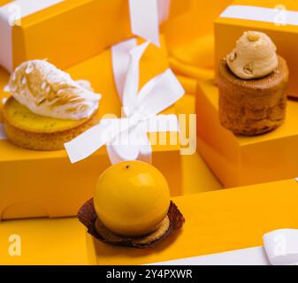 Verschiedene Mousskuchen in Geschenkboxen Stockfoto