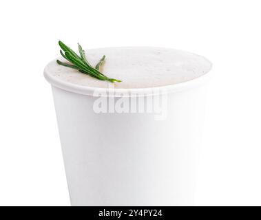 Kaffee Latte dekoriert mit Rosmarinzweig Stockfoto